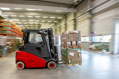  targoncás,targoncavezető,raktáros,logisztika,komissiózó,komossiózás,raktár,3324,3312,3313,magasemelésű targonca,vezetőüléses targonca,vezetőállásos targonca,gyalogkíséretű targonca