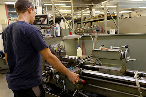  szerszámüzem,szerszámalkatrész,szerszámkészítő,szerszámkészítés,szerszámkarbantartó,szerszámkarbantartás,esztergályos,hagyományos eszterga,CNC marós,CNC vezérlésű marógép,oszlopos fúró,szalagfűrész,bakköszörű,CAM programozás,megmunkálógépek